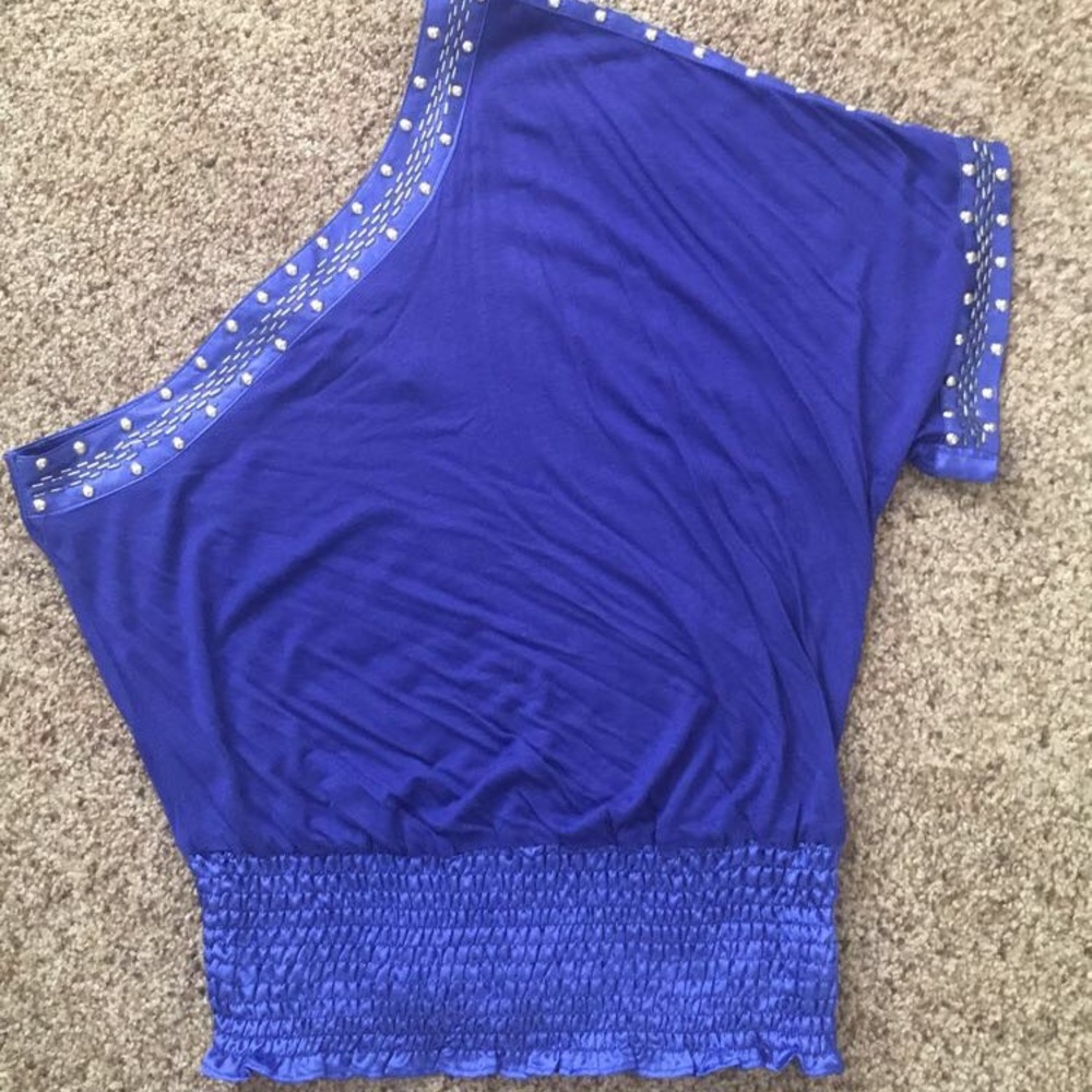Pretty, off the shoulder top 💙